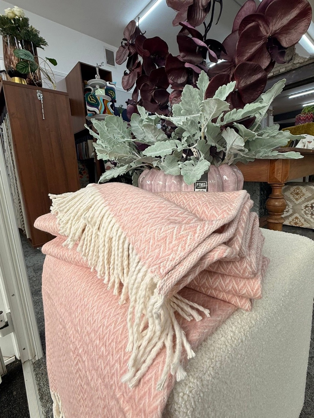 Rosa Wohndecke mit Fransen im Schauraum